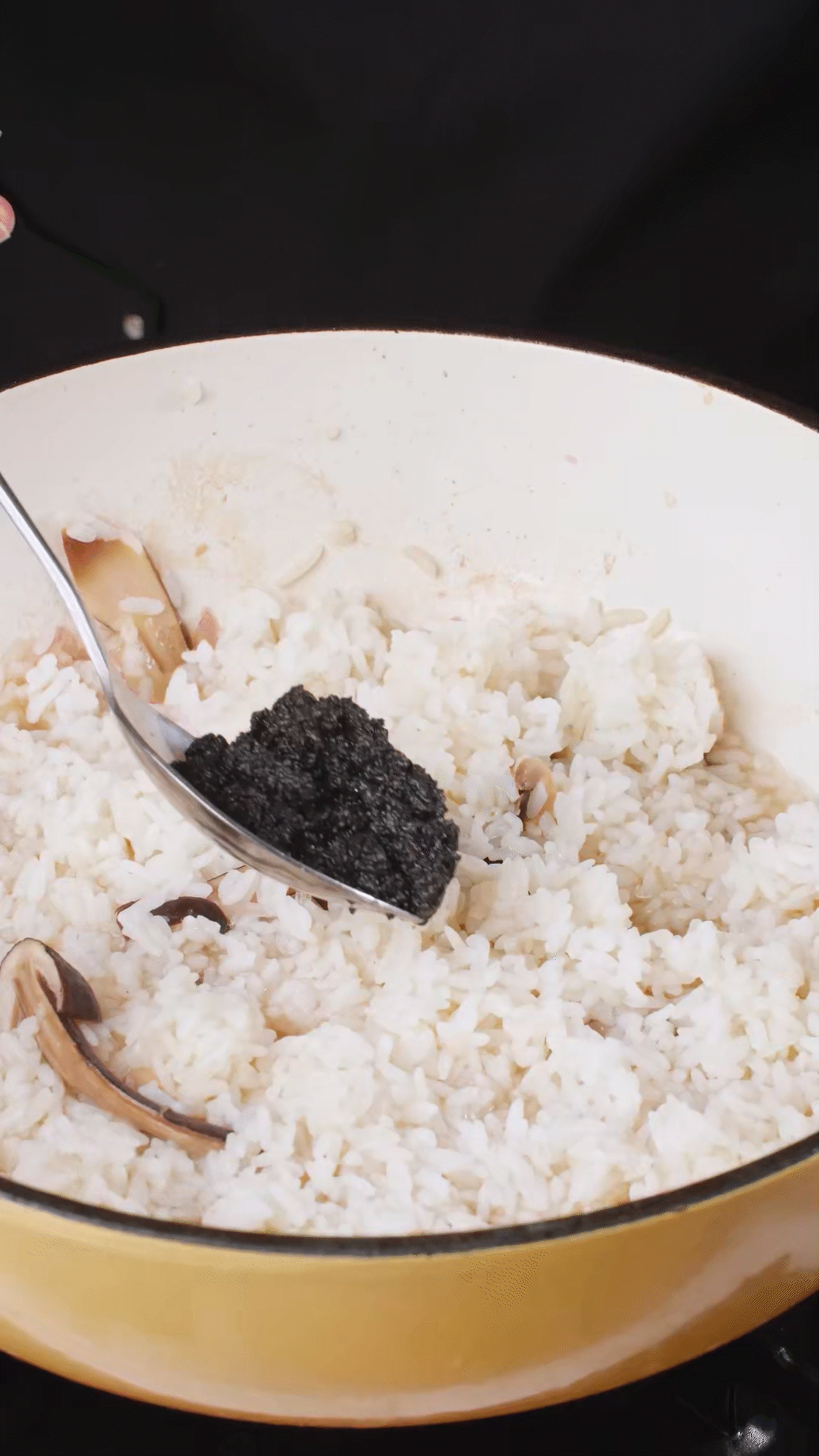 底油放入洋蔥爆香后加入黑皮雞樅菇、口蘑，用白葡萄酒增鮮
