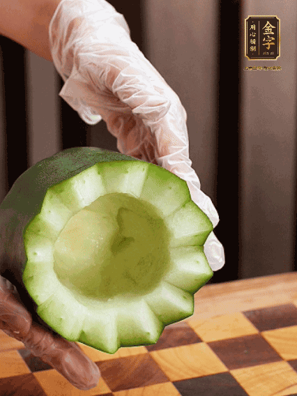 將小冬瓜洗凈，頂端切開去瓜瓤，改刀切口呈鋸齒狀