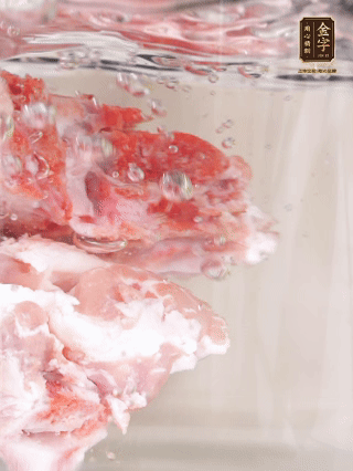 豬骨冷水下鍋，加蔥姜、料酒焯水4分鐘。