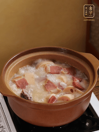 豬油潤鍋，豬骨、姜片煸出油脂香，再依次下開水、蓮藕、火腿，大火燒開