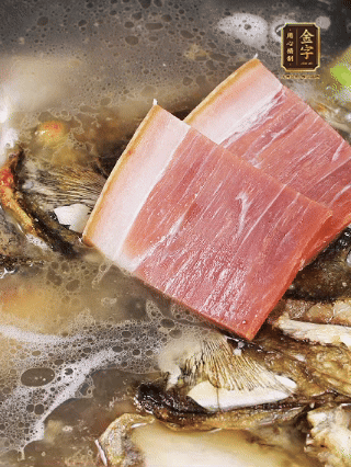 大火燒開(kāi)，大火煮10~15分鐘。放入切好的豆腐，再煮5分鐘大火燒開(kāi)，大火煮10~15分鐘。放入切好的豆腐，再煮5分鐘