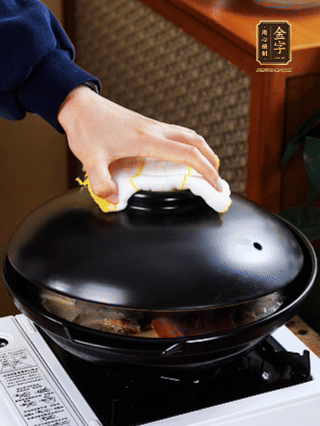 大火燒開(kāi)，大火煮10~15分鐘。放入切好的豆腐，再煮5分鐘