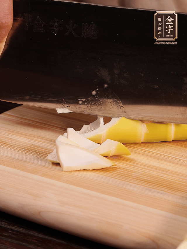 春筍去筍衣切滾刀塊；萵筍去皮切滾刀塊；春筍、百葉結(jié)焯水2分鐘。