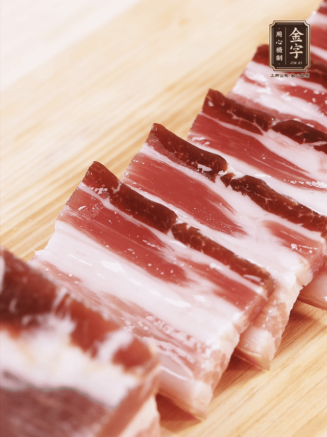 金字淡咸肉切厚片；金字淡咸肉、仔排加蔥姜、料酒焯水3分鐘，溫水洗凈。