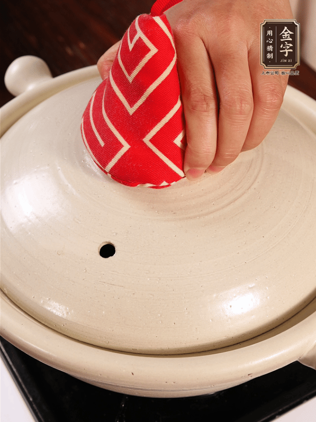 加開水燉煮，水沸后轉(zhuǎn)小火40分鐘。