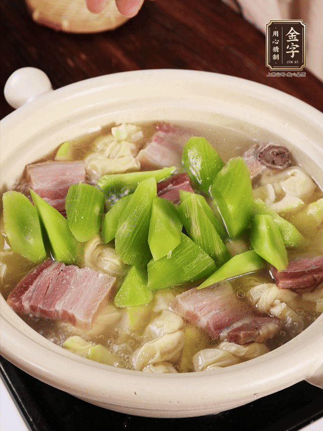 下春筍、百葉結(jié)，繼續(xù)燉15分鐘。最后下萵筍煮3分鐘，少許鹽調(diào)味。