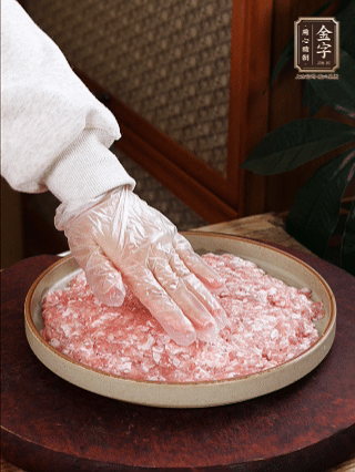 依次鋪肉末，碼入雞蛋豆腐，再鋪上金字香腸。