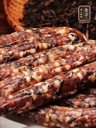 金字土香腸、金字梅干菜香腸、金字醬肉，切片