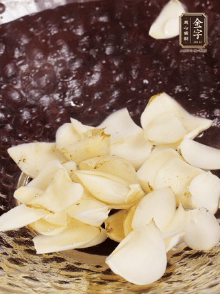 大蒜、生姜、紅蔥頭處理成粒。青辣椒切碎