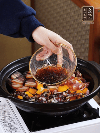 姜、蒜、蔥頭粒煎香，倒入南瓜，煎至兩面焦香