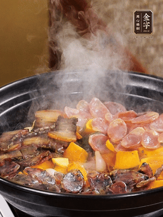 關(guān)火鋪上土香腸、梅干菜香腸、醬肉，加生抽、清水、黑胡椒粉調(diào)成的料汁，中火焗5分鐘