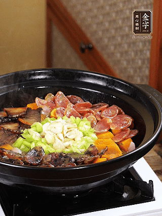 中間放入百合，圍一圈青椒碎，小火再焗2分鐘