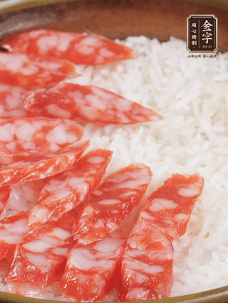 砂鍋加入半勺豬油、半勺花生油抹勻，倒入絲苗米，加水沒過大米一指高，蓋蓋大火煮至水分微干