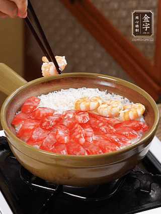 開蓋戳幾個洞均勻受熱，鋪臘腸、蝦仁，蓋蓋小火煮5分